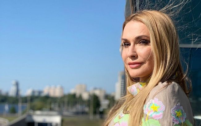 Українська красуня: Ольга Сумська у сукні-вишиванці прикрасила обкладинку журналу