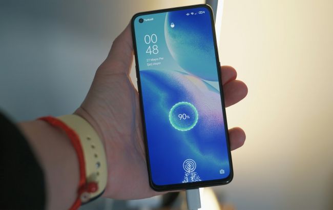 Почему батарея смартфона теряет емкость раньше времени: главные ошибки