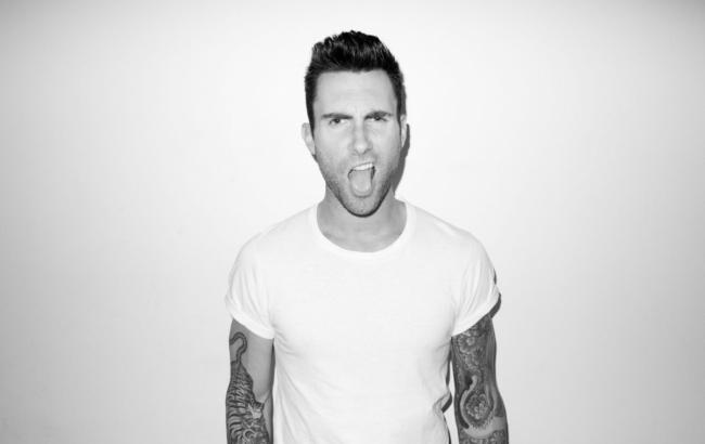 Соліст Maroon 5 випадково вдарив прихильницю під час концерту