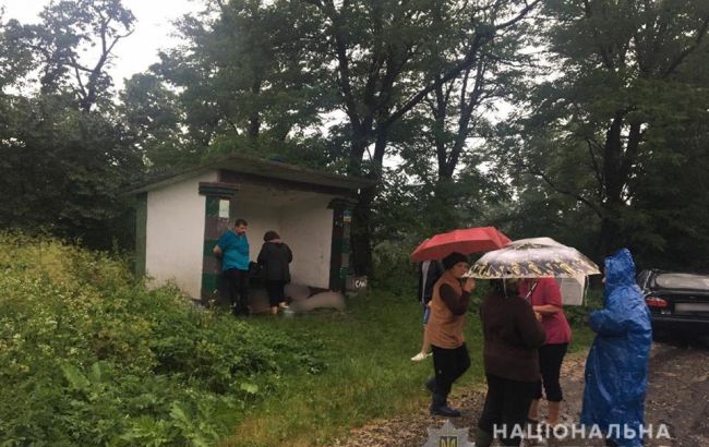 В Ивано-Франковской обл. молния попала в автобусную остановку, есть жертвы