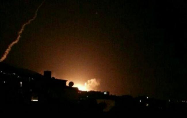 Ракетний удар по Сирії: очевидці публікують фото і відео