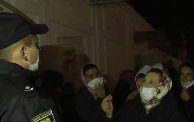 Полиция зафиксировала масштабные нарушения карантина в Почаевской лавре