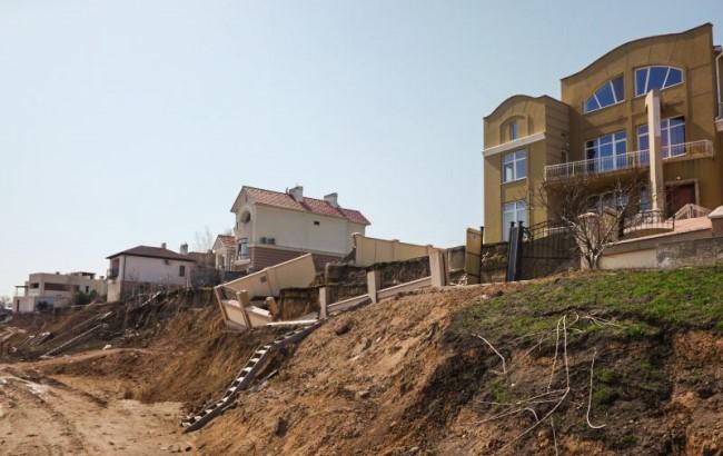 Поползли: в Черноморске дрон снял видео сдвига элитных домов к морю