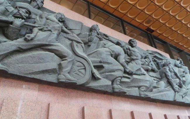 У столиці з Українського дому знімають комуністичний барельєф