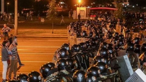 В Минске началось столкновение с полицией: применяют оружие и шумовые гранаты