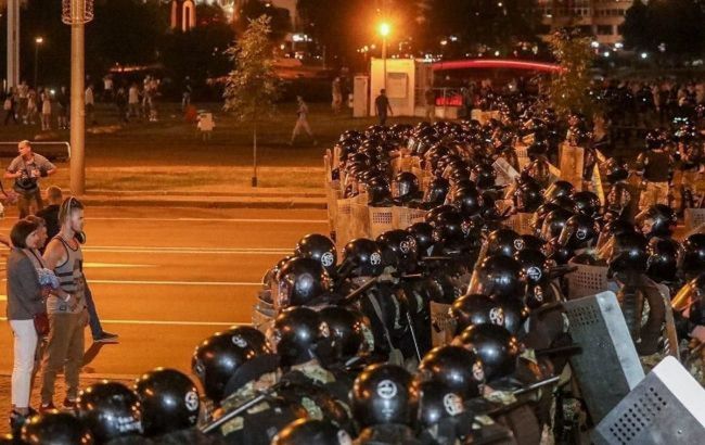 В Минске началось столкновение с полицией: применяют оружие и шумовые гранаты
