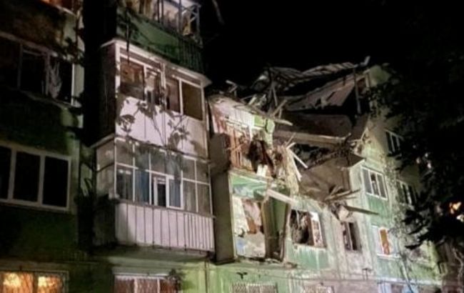 Окупанти вдарили по багатоповерхівці в Костянтинівці: люди опинилися під завалами (відео)