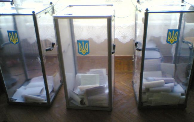 У Києві на одній з виборчих дільниць бюлетені видавали підставним особам