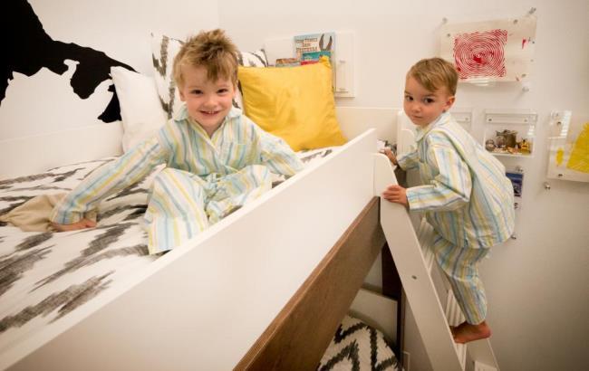 Скрытая камера помогла родителям понять, почему их близняшки не высыпаются