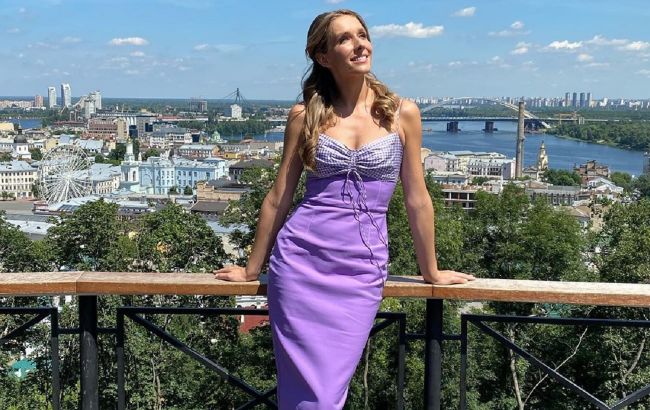 Як дівчинка: Катя Осадча в рожевому луці підкорила натуральною красою