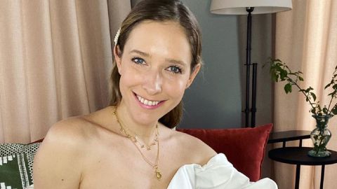 З вінком і сміливим декольте: Осадча в сарафані з пікантним розрізом блиснула засмаглими ніжками