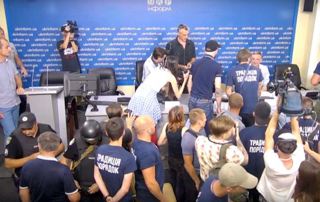 Выборы в Раду: экс-мэра Доброполья забросали яйцами на пресс-конференции