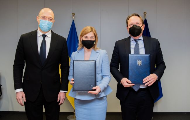 Украинских госслужащих будут отправлять на курсы в ЕС