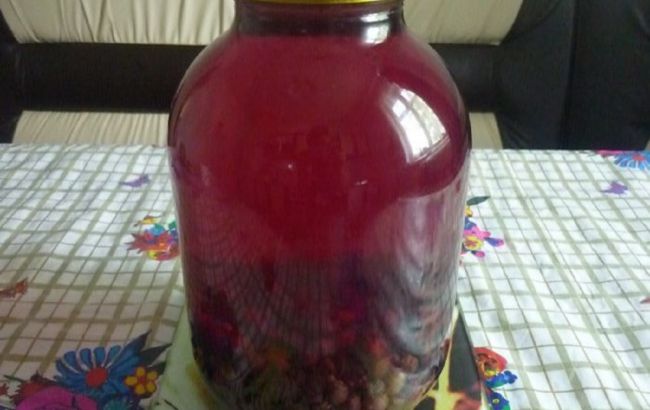 Компот на зиму з винограду та яблук, що підкорив господинь