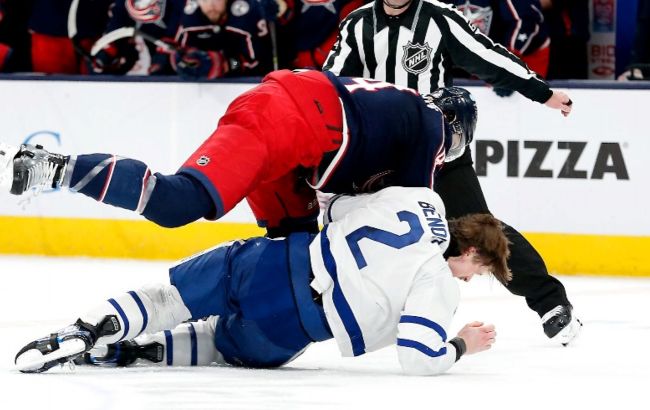 Вингер "Детройта" избил обидчика, защитник "Коламбуса" нокаутировал хулигана: драки вечера НХЛ