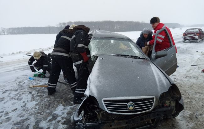 В Кировоградской области столкнулись два легковых автомобиля, есть погибшие и пострадавшие