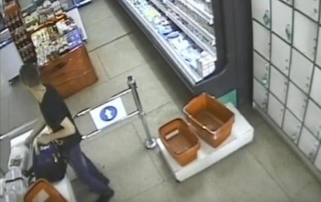 В Мукачево трое мужчин украли из магазина деньги для детей-инвалидов