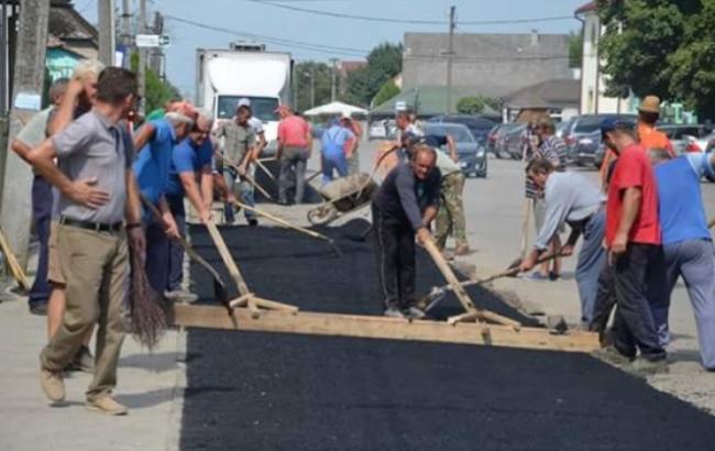 "Так и не дождались": Жители закарпатского села самостоятельно заасфальтировали дороги
