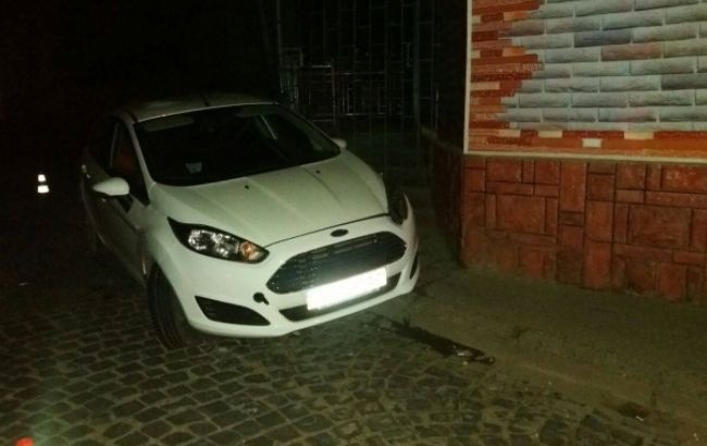 В Мукачево пьяный прокурор, убегая от полицейских, врезался в забор магазина