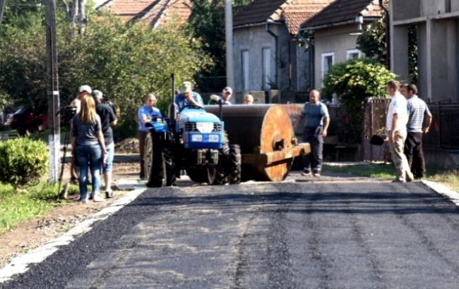 На Закарпатті жителі села власноруч відремонтували дорогу