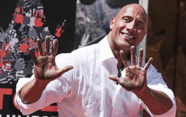 Дуэйн Джонсон оставил отпечатки рук на Голливудском бульваре