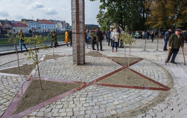 В Ужгороде появился "звездный" памятник жертвам Холокоста