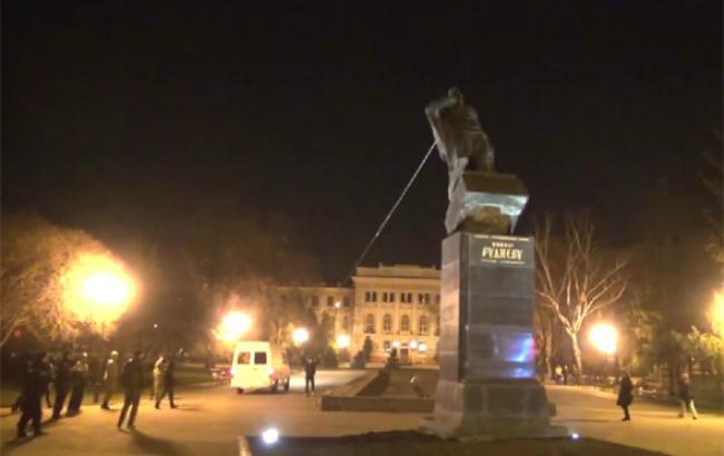 В Харькове ночью снесли 3 памятника коммунистическим лидерам