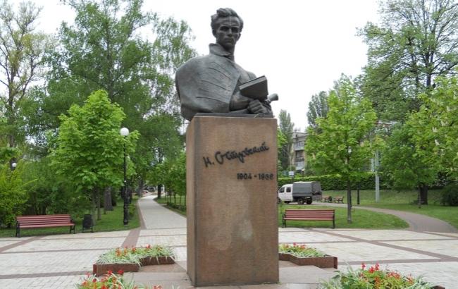 В Киеве демонтировали еще два памятника советской эпохи