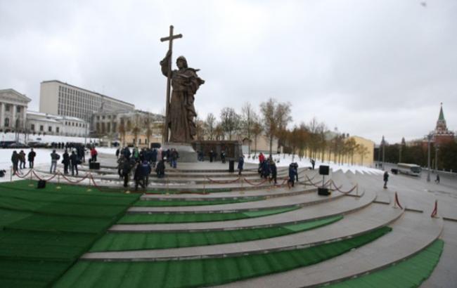Порошенко назвал "присвоением истории" памятник князю Владимиру в Москве