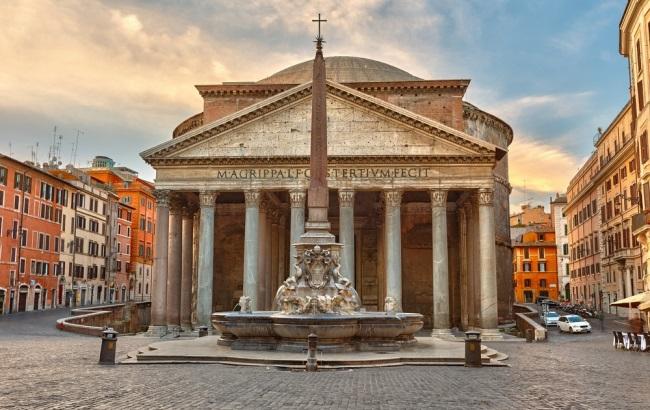 В Риме арестовали женщину, которая повредила древние канделябры Пантеона