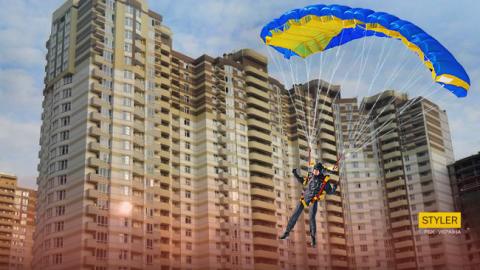 "Поспішав на роботу": у Києві чоловік стрибнув з парашутом з вікна багатоповерхівки (відео)
