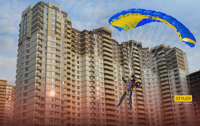 "Спешил на работу": в Киеве мужчина прыгнул с парашютом из окна многоэтажки (видео)