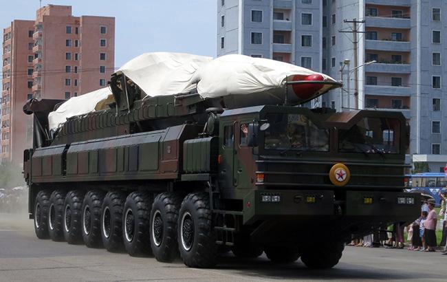 Северная Корея на военном параде показала новые баллистические ракеты