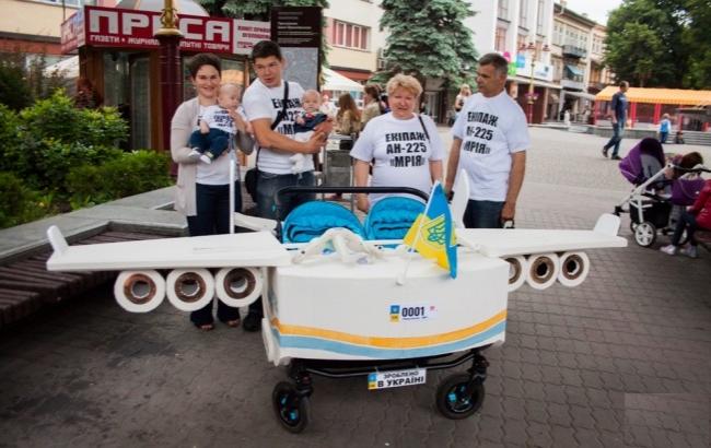 Мини-"копы", казаки и авиаекипаж: в Ивано-Франковске прошел необычный детский парад