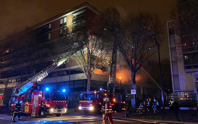 У Парижі пожежа в багатоповерхівці спричинила вибух