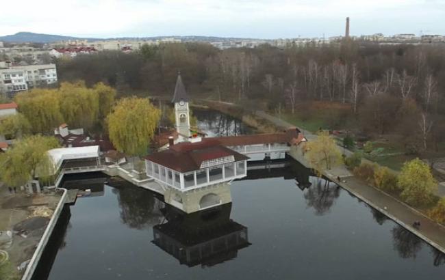В Черновцах суд вернул городскому парку "коммунистическое" название