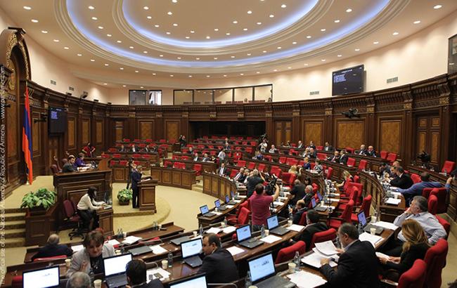 Ситуація у Вірменії: обрання нового прем'єра обговорять у парламенті 1 травня