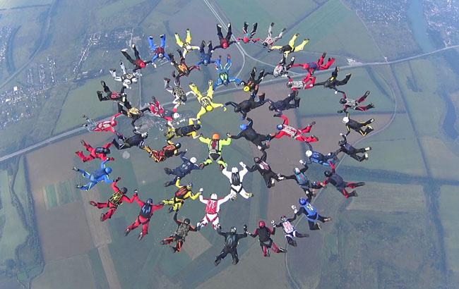 В Харькове полсотни парашютистов установили новый национальный рекорд Украины