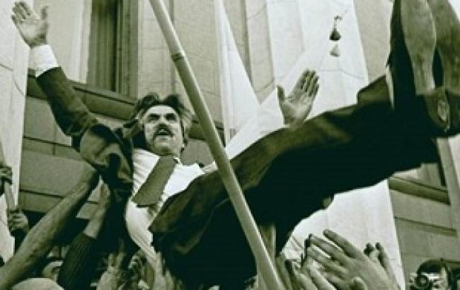 "Past continuous: историческая политика в Украине, 1980-2000"