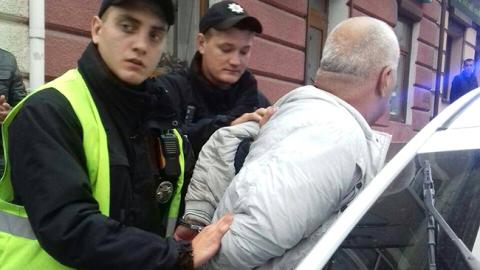 Мати кинулася з ножем: у Тернопільській області пенсіонер намагався зґвалтувати п'ятикласницю