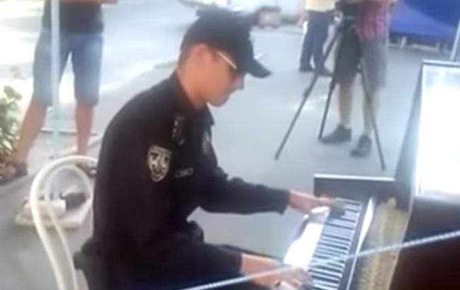 Патрульный полицейский играет на пианино (видео)