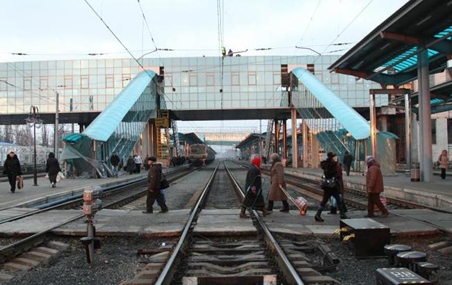 "Поезда сюда больше не ездят": появились фото разрушенного вокзала в Донецке