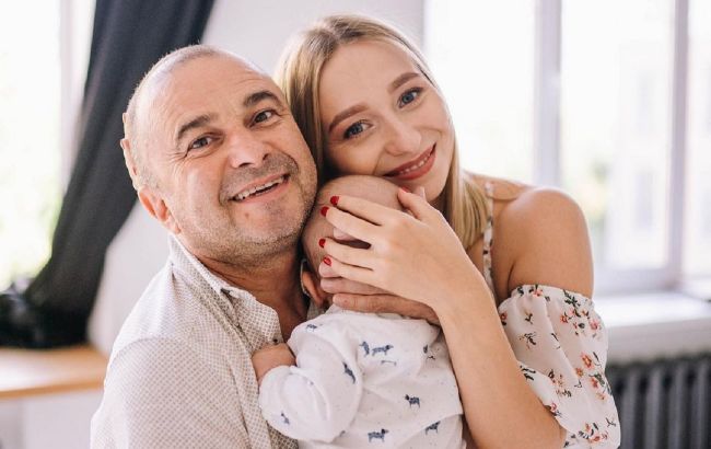 Виктор Павлик и его молодая жена впервые показали лицо сына