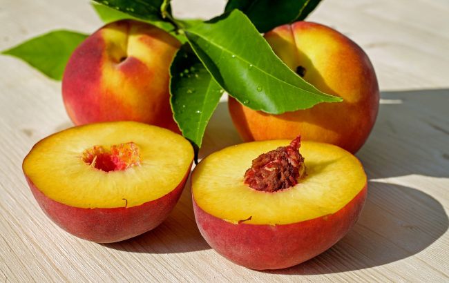 Кому в жодному разі не можна їсти персики: поради фахівців