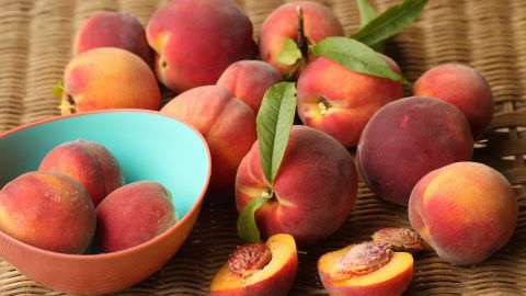 Врачи рассказали, кому запрещено есть персики