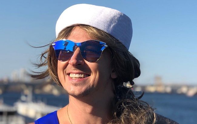 "Как сестры": украинский ведущий в бикини спародировал Дженнифер Лопес