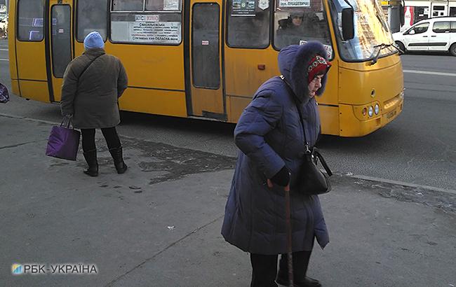 В Киеве неадекватный мужчина кидался на маршрутки (видео)