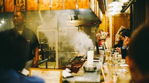 Дівчина відкусила вухо господареві ресторану з-за того, що їй не сподобалася їжа