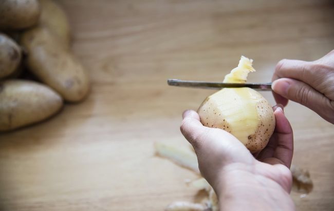 Вы делаете это неправильно: профессор объяснил, почему нельзя чистить киви и картофель