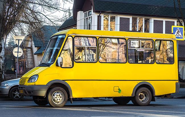 У Київській області 15-річна школярка випала з маршрутки на повному ходу